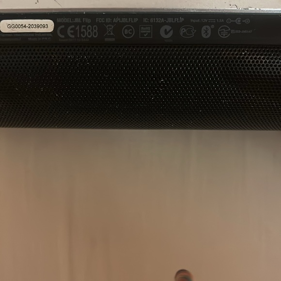 JBL Flip Wireless Portable Speaker - Picture 5 of 6